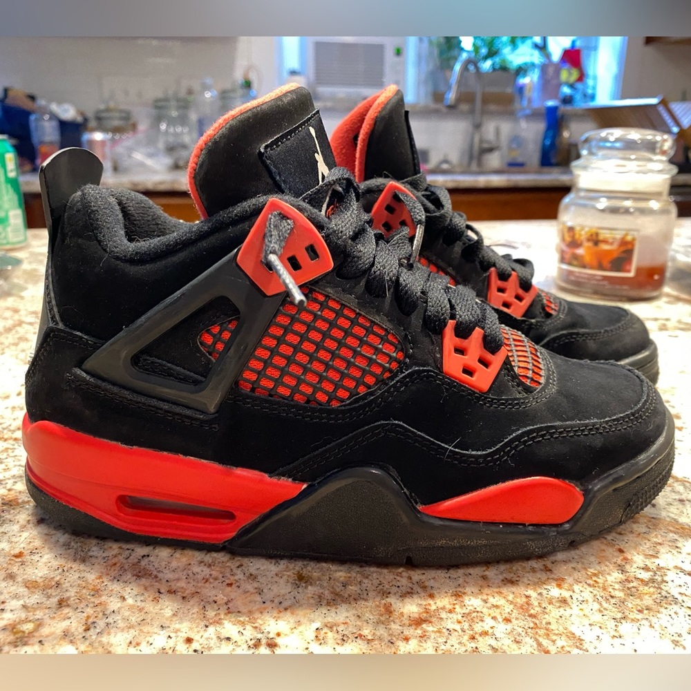 Lightly used Jordan 4 retro red thunders size 3.5 youth